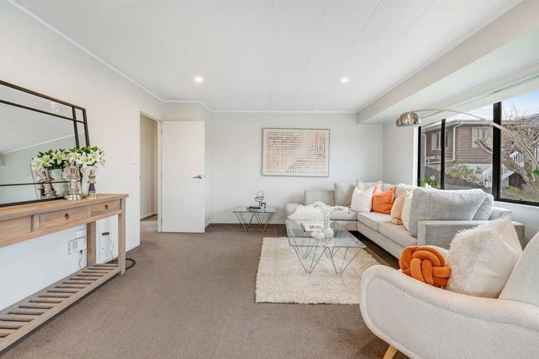 Photo of property in 2/15 Exeter Place, Unsworth Heights, Auckland, 0632