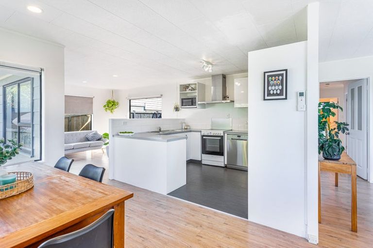 Photo of property in 10 Amery Place, West Harbour, Auckland, 0618