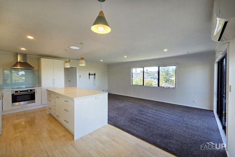 Photo of property in 1 Fernhaven Place, Massey, Auckland, 0614