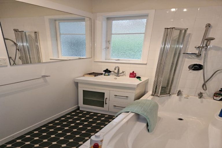 Photo of property in 21 Lavelle Road, Henderson, Auckland, 0612