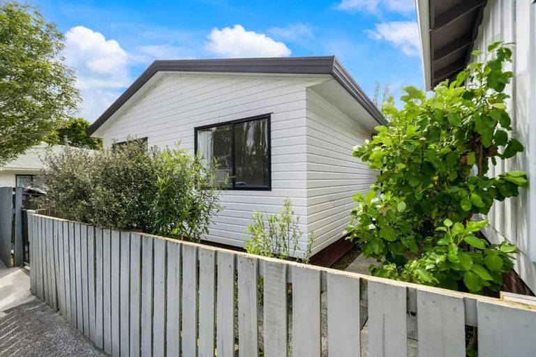Photo of property in 126 Moire Road, West Harbour, Auckland, 0618