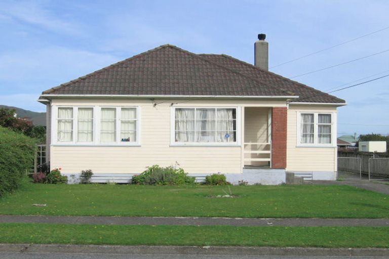 Photo of property in 2 Hughes Crescent, Taita, Lower Hutt, 5011