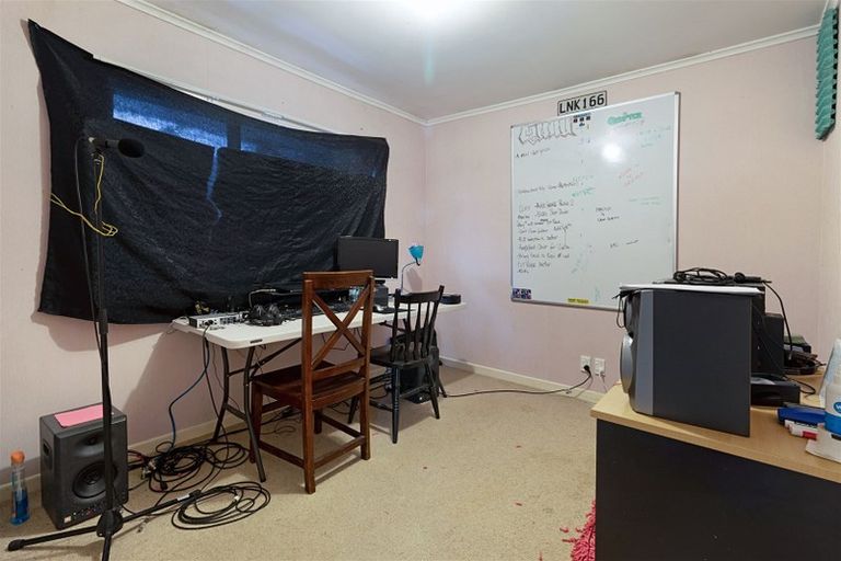 Photo of property in 21 Martin Place, Kelston, Auckland, 0602