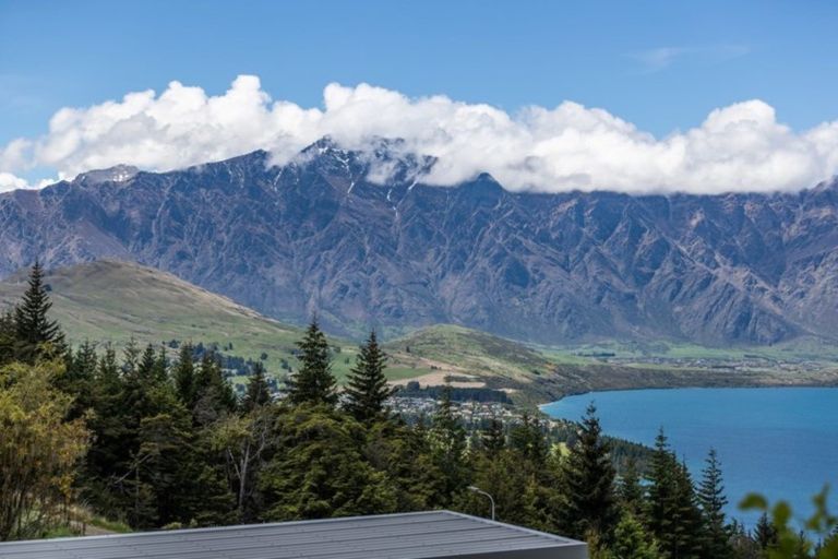Photo of property in 129a Wynyard Crescent, Fernhill, Queenstown, 9300