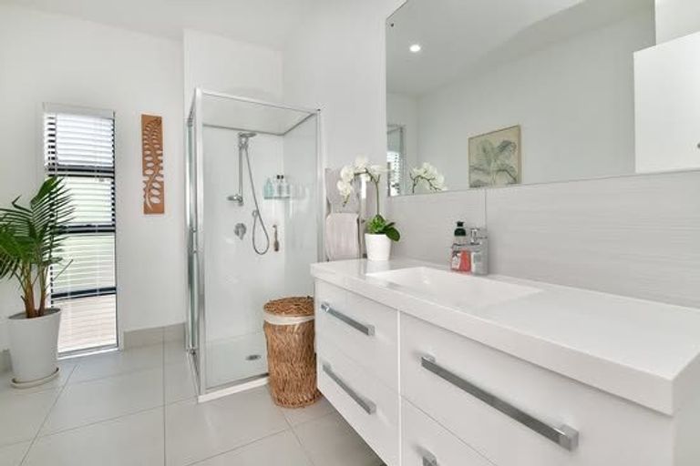 Photo of property in 2/1376 Whangaparaoa Road, Army Bay, Whangaparaoa, 0930