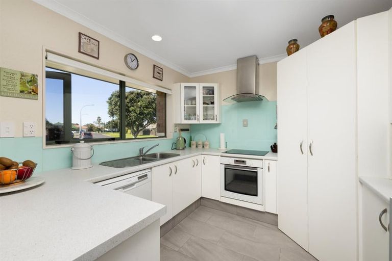 Photo of property in 81 Romana Crescent, Papamoa Beach, Papamoa, 3118