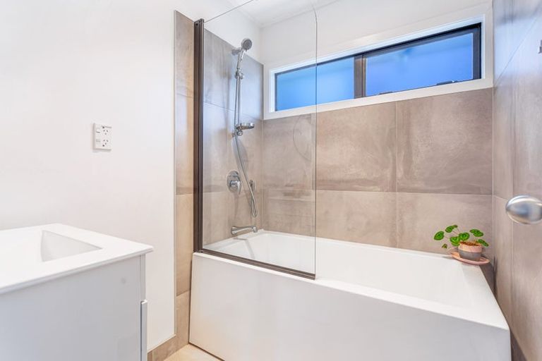 Photo of property in 10 Amery Place, West Harbour, Auckland, 0618