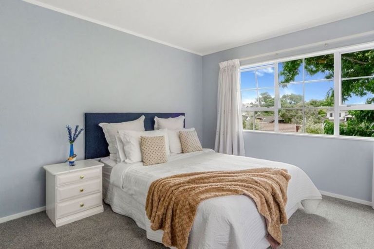 Photo of property in 2/10 Landsberg Way, Windsor Park, Auckland, 0632