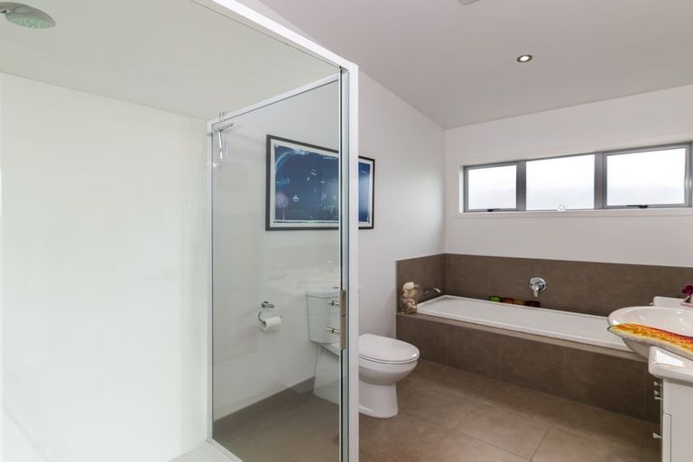 Photo of property in 2 Seagers Close, Kinloch, Taupo, 3377