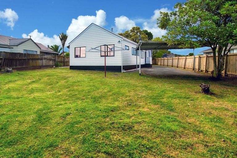 Photo of property in 102 Bruce Mclaren Road, Henderson, Auckland, 0612