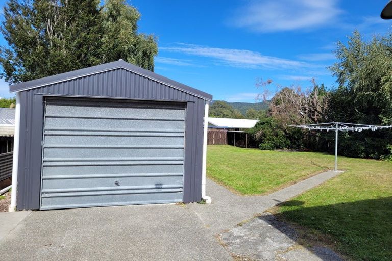 Photo of property in 42 Westmere Place, Manapouri, 9679