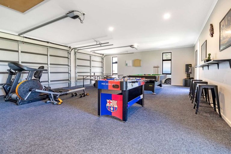 Photo of property in 8 Meadowview Close, Waiuku, 2123