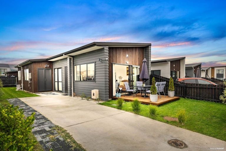 Photo of property in 2 Beardmore Lane, Papakura, 2110