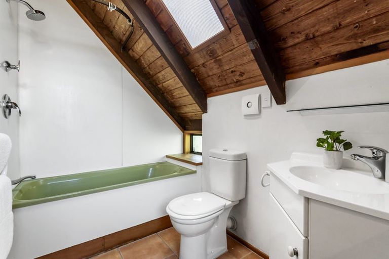 Photo of property in 3 Mizpah Road, Waiake, Auckland, 0630