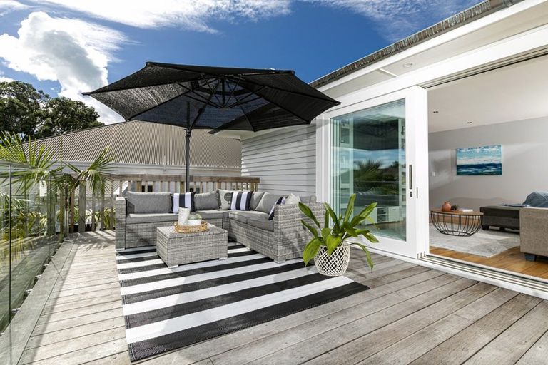 Photo of property in 1 Hanlon Crescent, Narrow Neck, Auckland, 0624