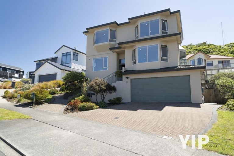 Photo of property in 16 Domett Street, Newlands, Wellington, 6037