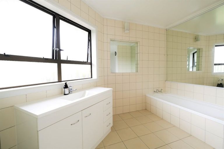 Photo of property in 98 Grande Vue Road, Hillpark, Auckland, 2102