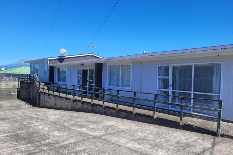Photo of property in 8 Simons Street, Moturoa, New Plymouth, 4310