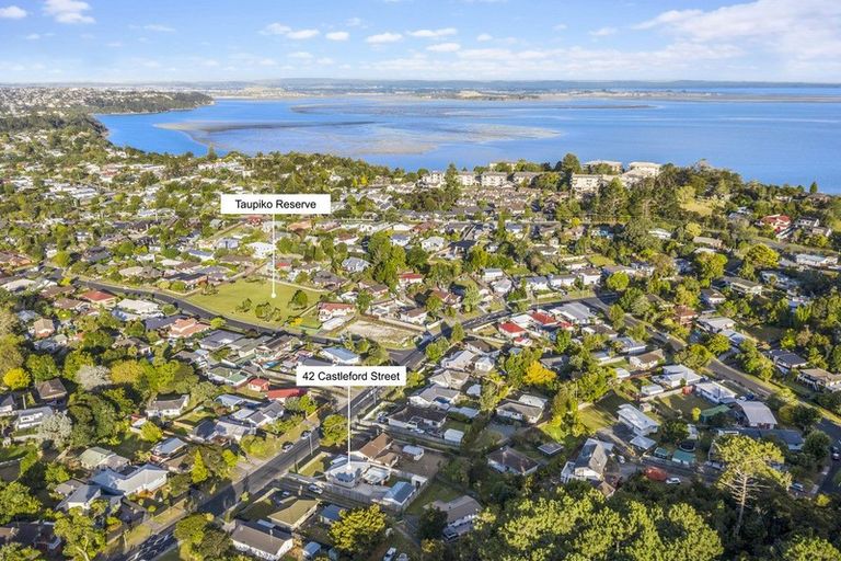 Photo of property in 42 Castleford Street, Green Bay, Auckland, 0604