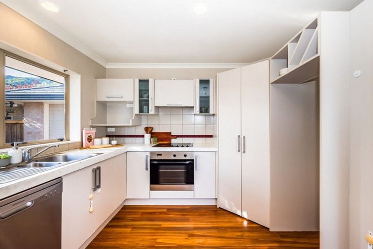 Photo of property in 17 Balmerino Grove, Waikanae, 5036