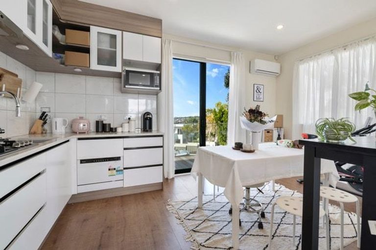 Photo of property in 37 Churchill Road, Murrays Bay, Auckland, 0630