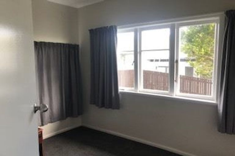 Photo of property in 112 Tirimoana Road, Te Atatu South, Auckland, 0602