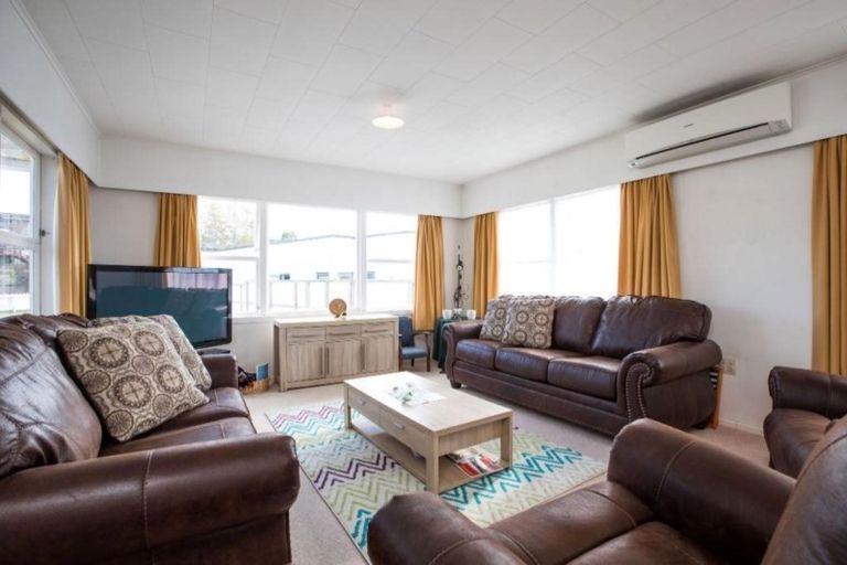 Photo of property in 11 Julian Place, Westown, New Plymouth, 4310