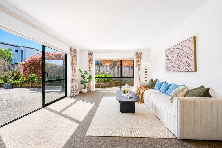 Photo of property in 20 Mackwell Road, Fairview Heights, Auckland, 0632