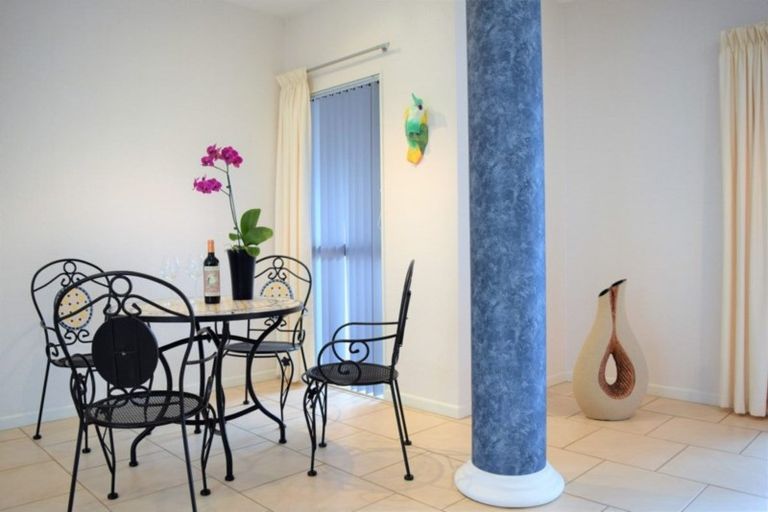 Photo of property in 4 Burgundy Park Avenue, Henderson, Auckland, 0612