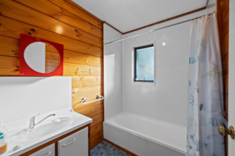 Photo of property in 1/29 Beaubank Road, Kelston, Auckland, 0602