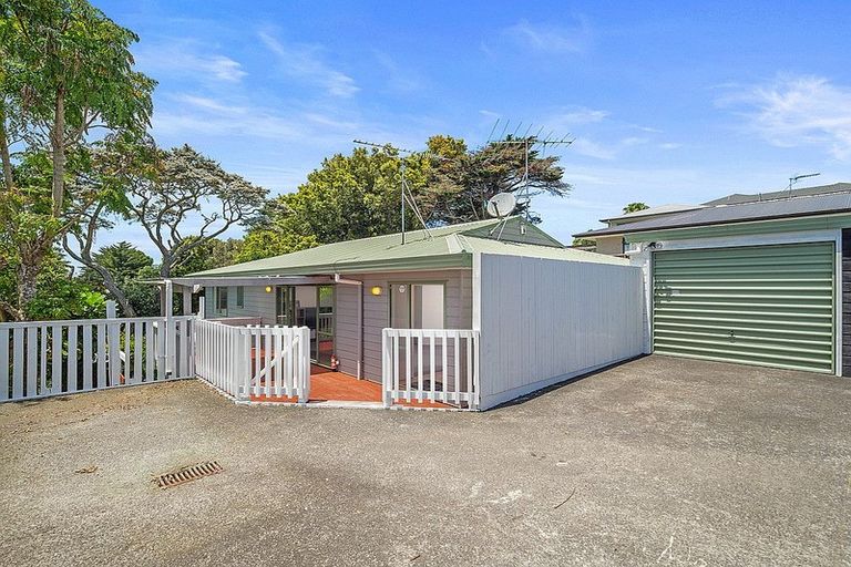 Photo of property in 2/23 Ludlow Terrace, Totara Vale, Auckland, 0627