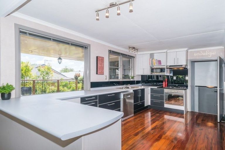 Photo of property in 17 Swansea Street, Hokowhitu, Palmerston North, 4410