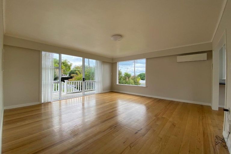 Photo of property in 1/2 Scarboro Terrace, Murrays Bay, Auckland, 0630