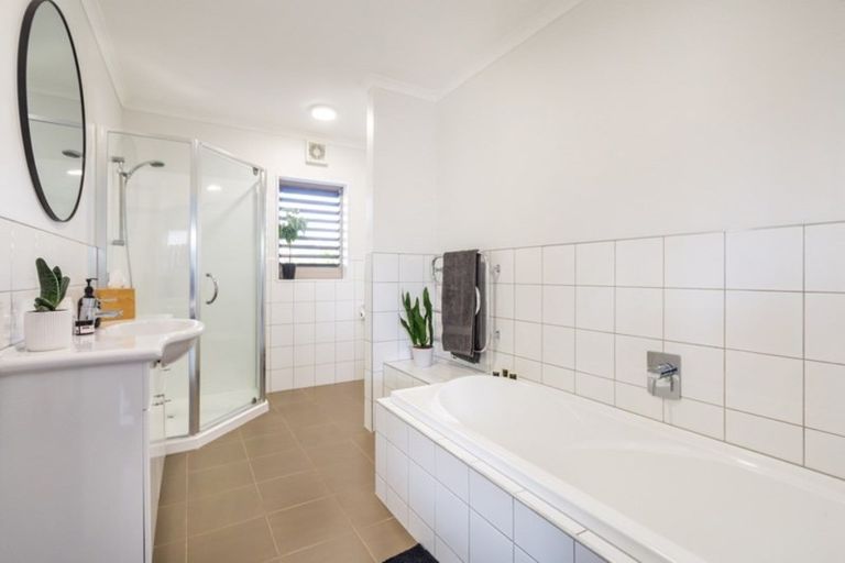 Photo of property in 6 Wakaroa Avenue, Te Atatu Peninsula, Auckland, 0610