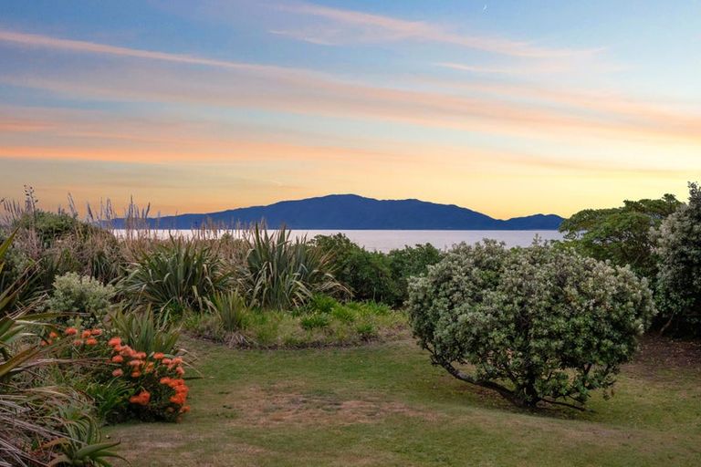 Photo of property in 71 Field Way, Waikanae Beach, Waikanae, 5036