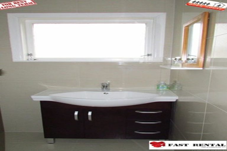 Photo of property in 16 Woodstock Road, Forrest Hill, Auckland, 0620