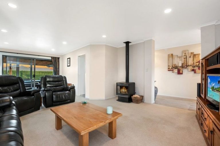 Photo of property in 16 Nanleen Rise, Manurewa, Auckland, 2105