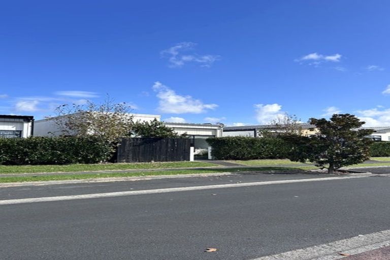 Photo of property in 10 Liberation Road, Papakura, 2110