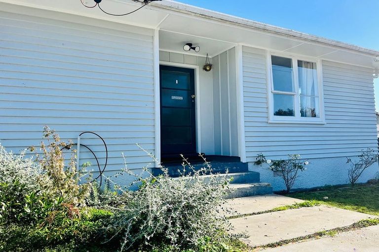 Photo of property in 35 Sullivan Avenue, Mangere Bridge, Auckland, 2022