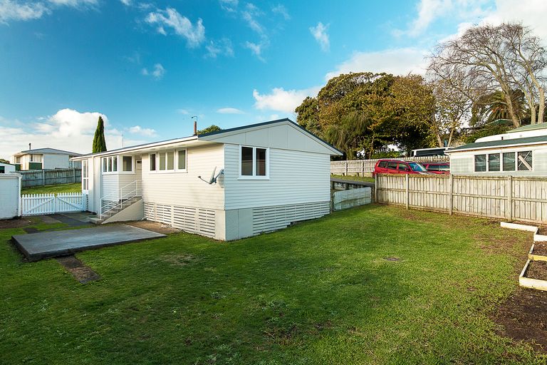 Photo of property in 1 Tawa Place, Waiuku, 2123
