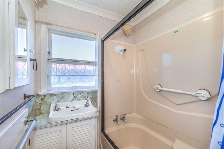 Photo of property in 10 Ross Street, Levin, 5510