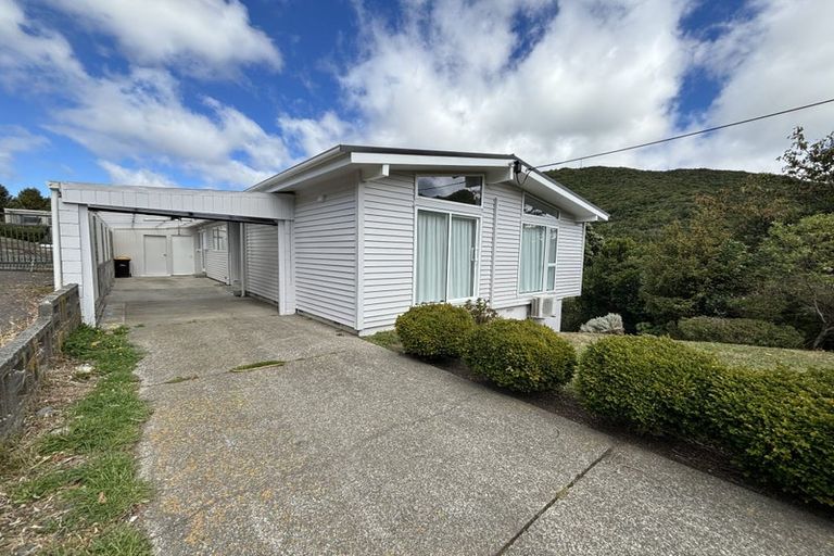 Photo of property in 42 Versailles Street, Karori, Wellington, 6012