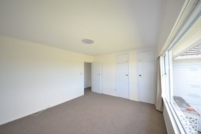 Photo of property in 27 Chivalry Road, Glenfield, Auckland, 0629