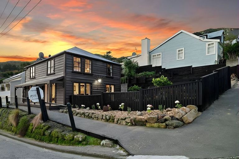 Photo of property in 2a Ripon Street, Lyttelton, 8082