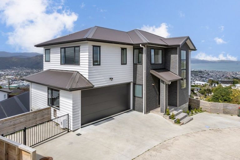 Photo of property in 8 Poto Road, Normandale, Lower Hutt, 5010