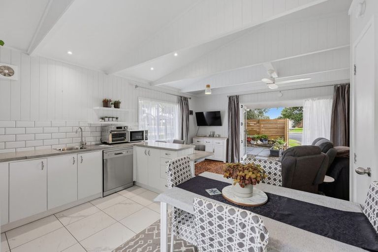 Photo of property in 100 Torkar Road, Clarks Beach, 2122