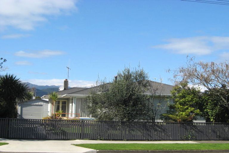 Photo of property in 44 Queenwood Road, Levin, 5510