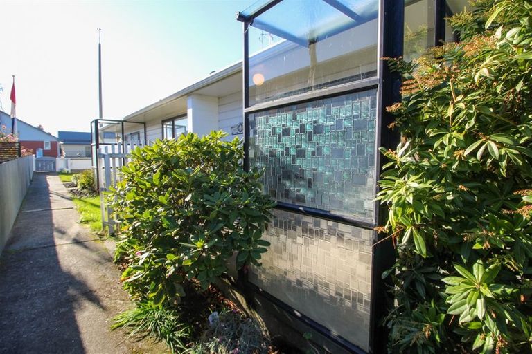 Photo of property in 2/52 Avenue Road, West End, Timaru, 7910