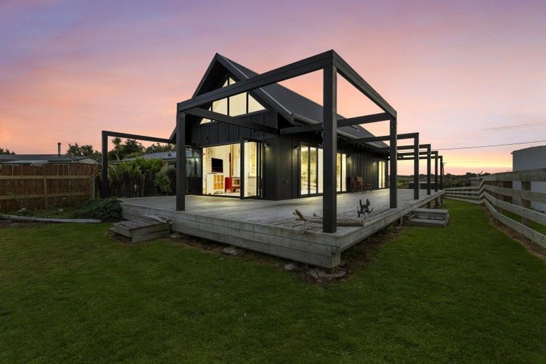 Photo of property in 497 Waikawa-curio Bay Road, Curio Bay, Tokanui, 9884