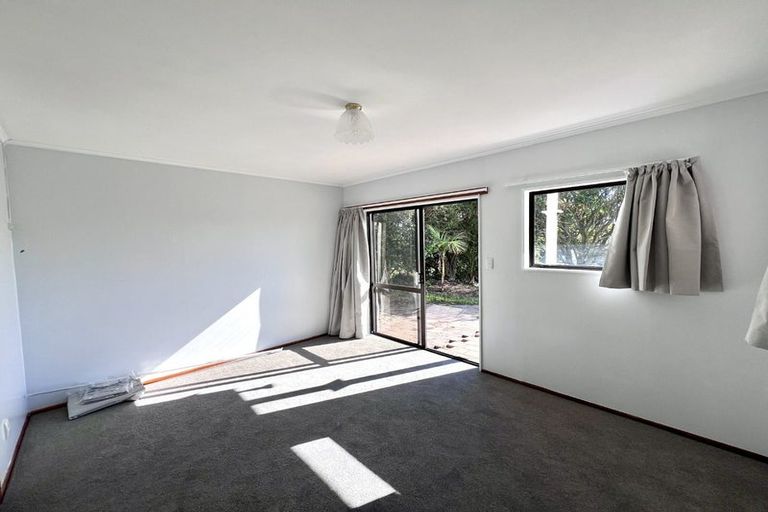 Photo of property in 6 Higham Ferrers Place, Red Beach, 0932